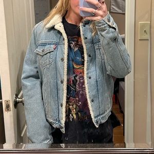 Levi’s Womens Jean Jacket with Sherpa Fur Inside. Size Medium.